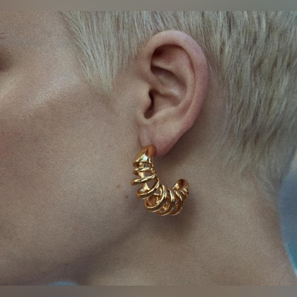 TWISTED HOOP EARRINGS - Golden | ZARA - Picture 5 of 7